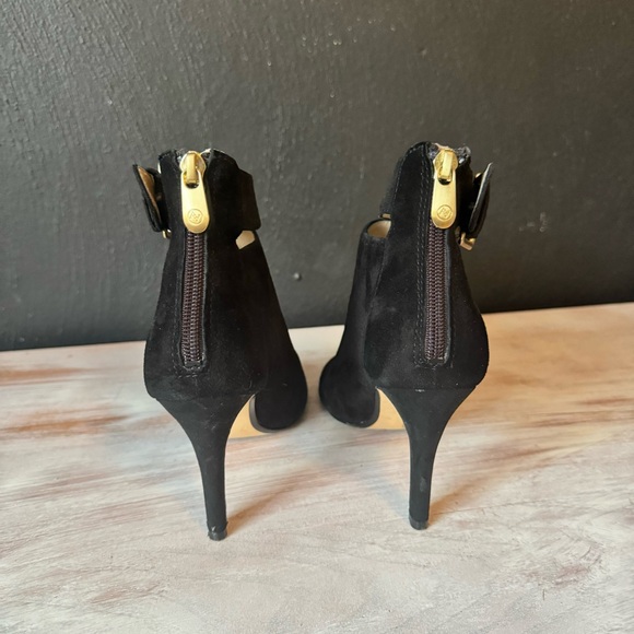 ADRIENNE VITTADINI black suede peep toe. Gold hardware. Size 7. 4” heel. - Picture 4 of 4
